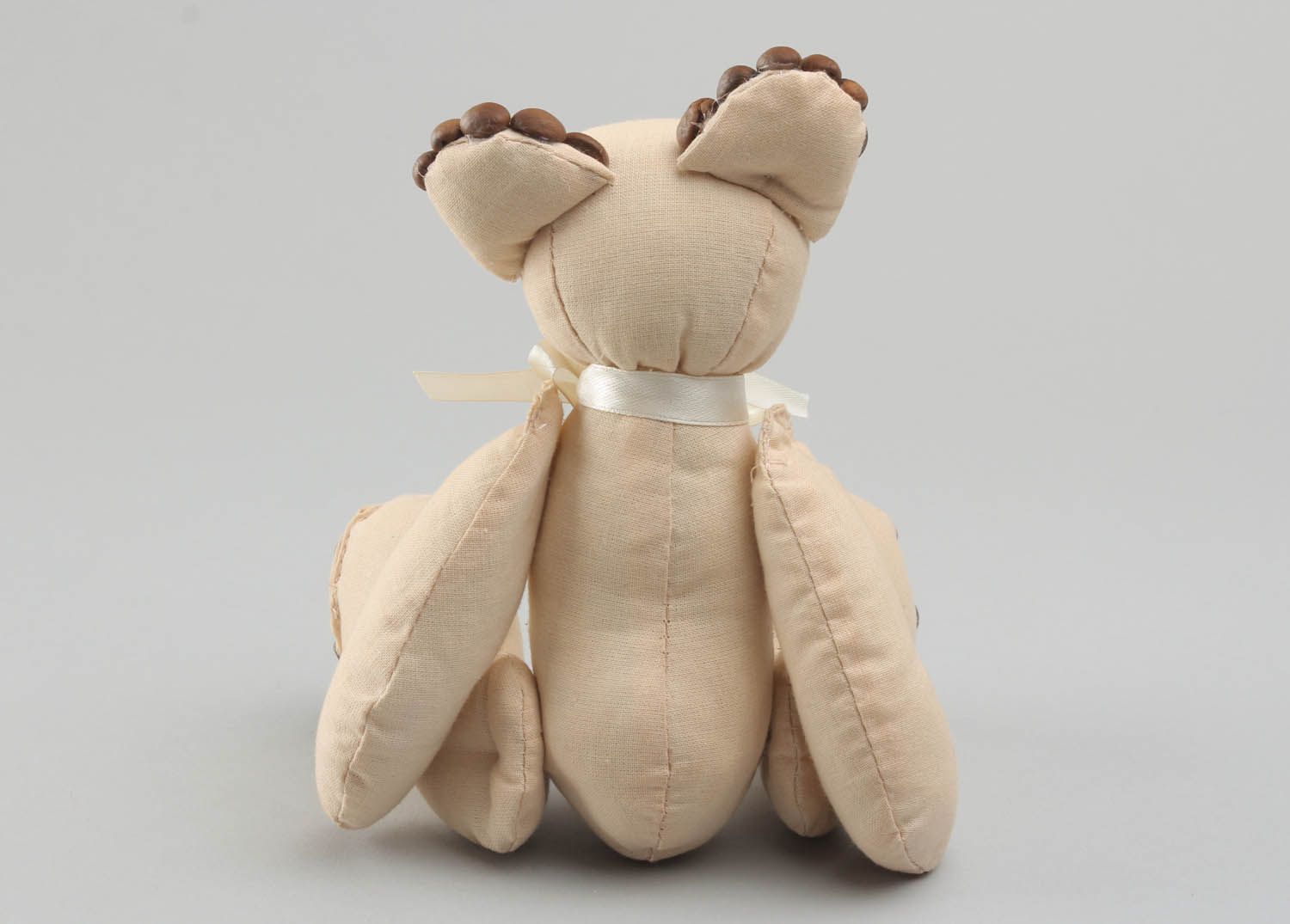 Brinquedo macio artesanal de tecido decorado com fita de cetim e grãos de café foto 2