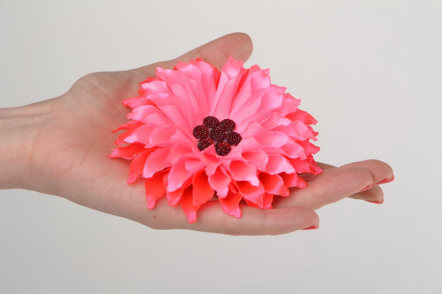 Яркая розовая резинка для волос с цветком из атласных лент ручной работы для девочки фото 2