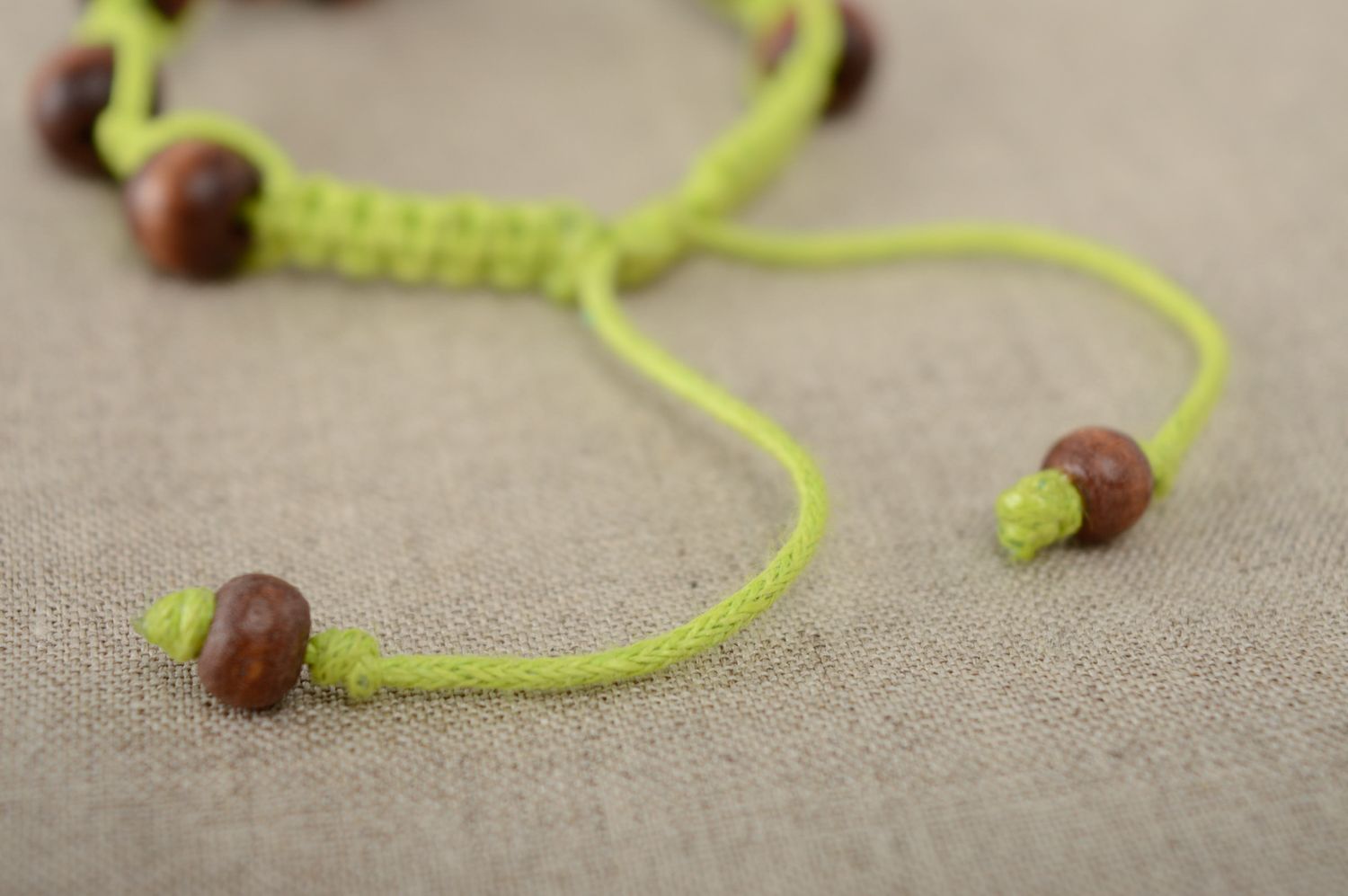 Bracelet en macramé avec perles de bois marron fait main original pour femme photo 4