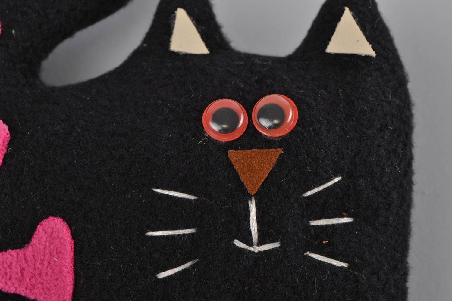 Игрушка из флиса кот мягкая черная с сердечками красивая небольшая ручной работы фото 4