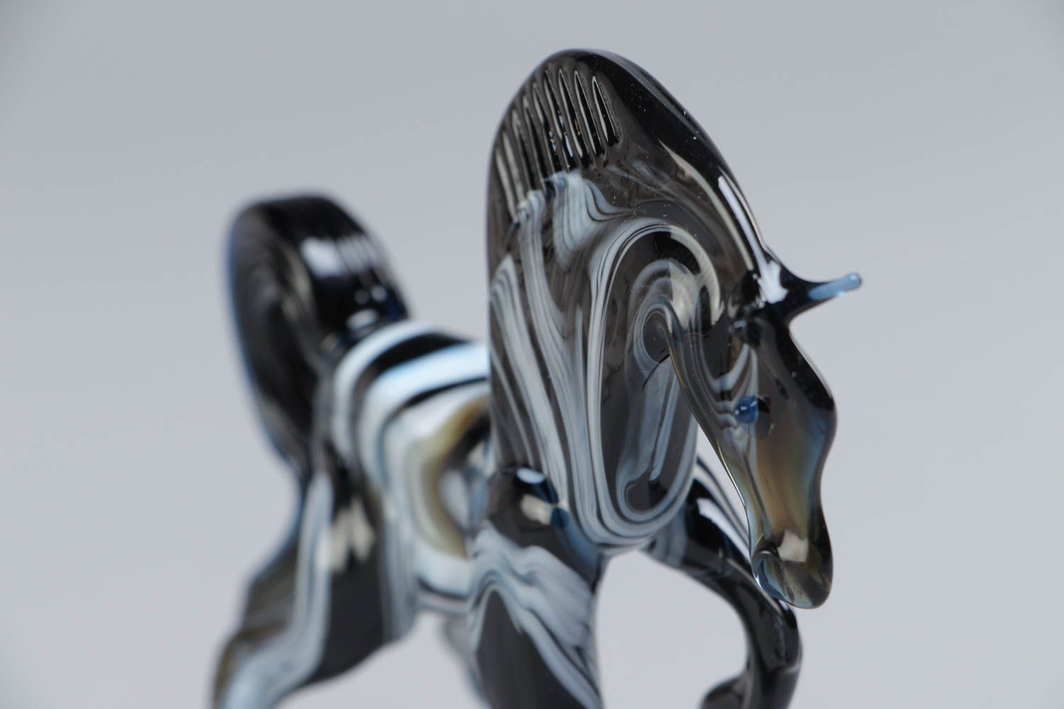 Фигурка из стекла лэмпворк конь черный с белым красивая маленькая ручной работы фото 3