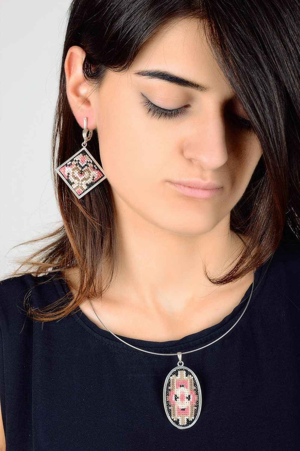 Handmade Damen Schmuck Set Accessoires für Frauen Ohrringe und Anhänger bestickt foto 2