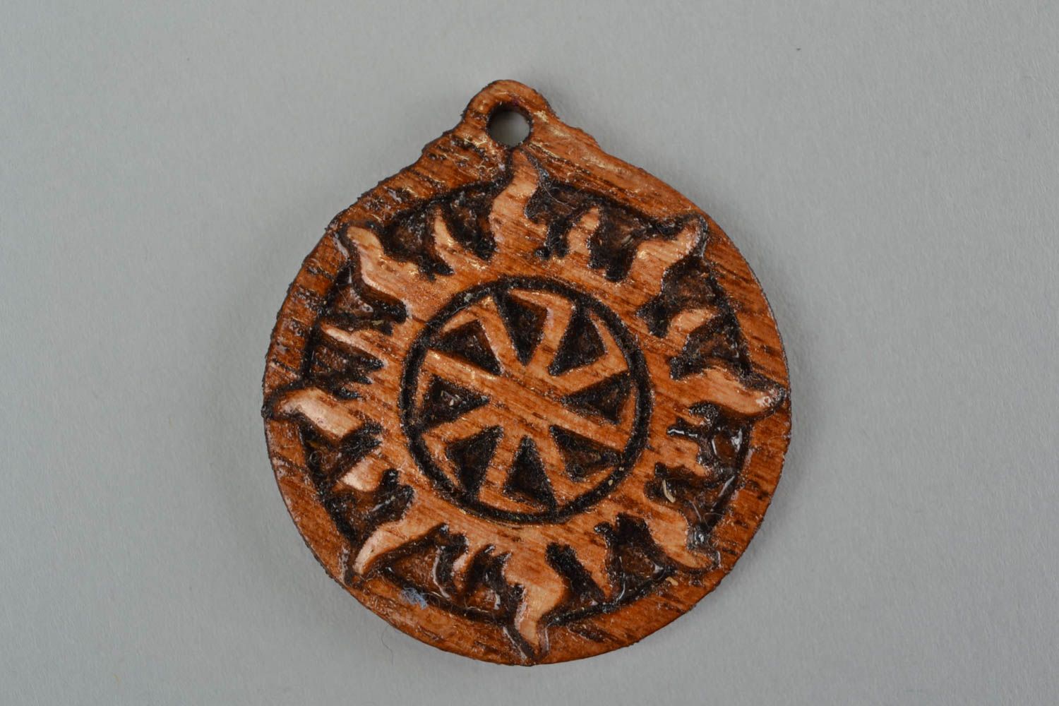 Ethno Anhänger Amulett aus Eschenholz mit Bemalung Kolovrat rund handgemacht foto 3
