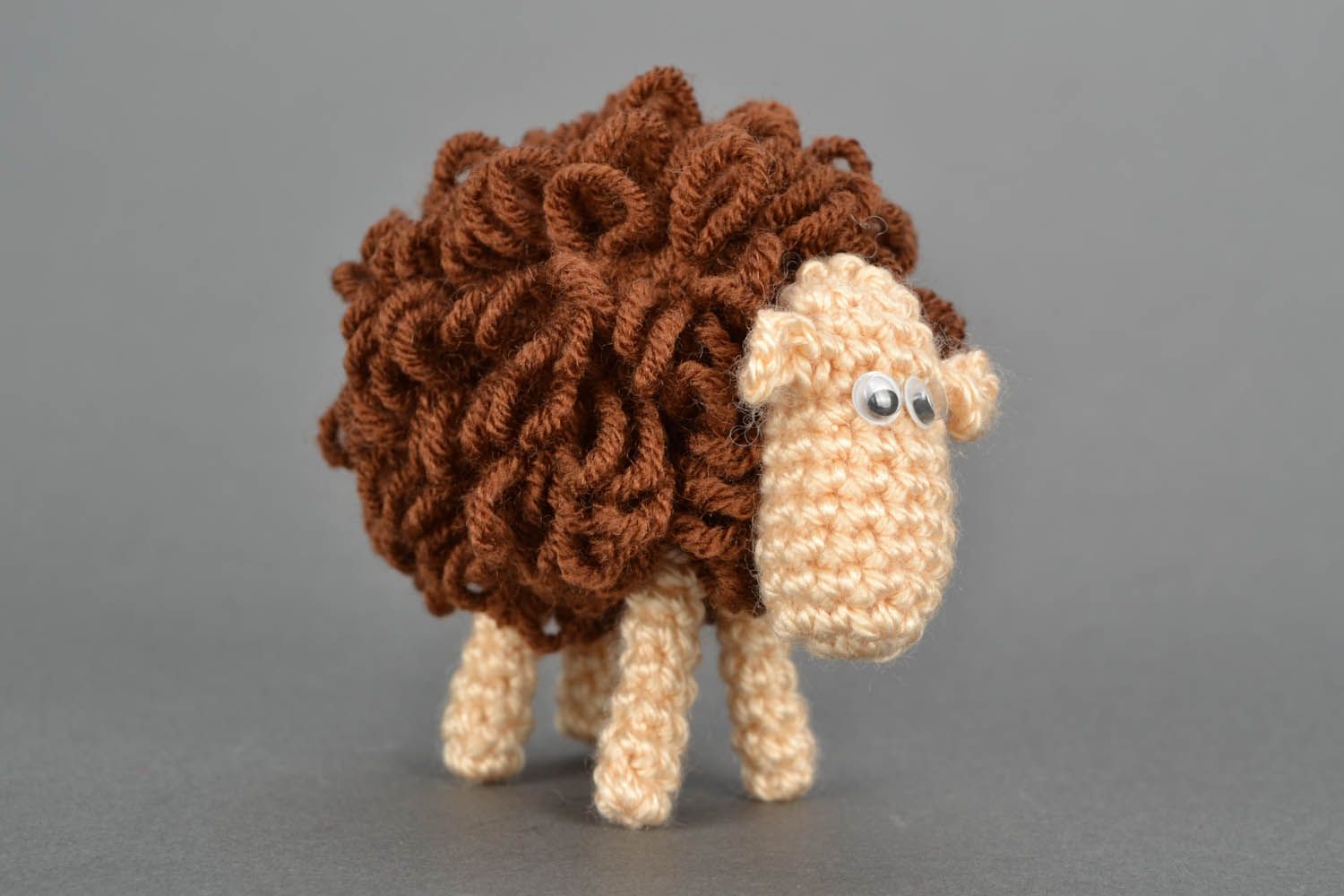 Juguete tejido en forma de ovejita de peluche foto 2