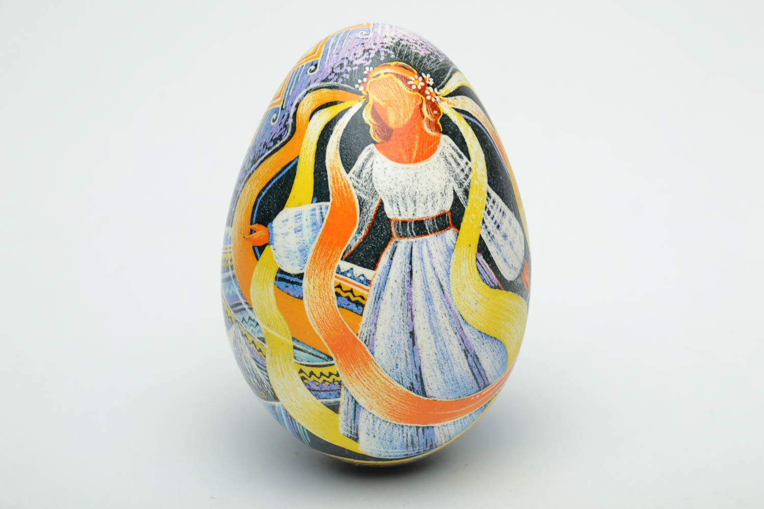 Huevo decorativo de Pascua con la imagen de una ucraniana foto 2