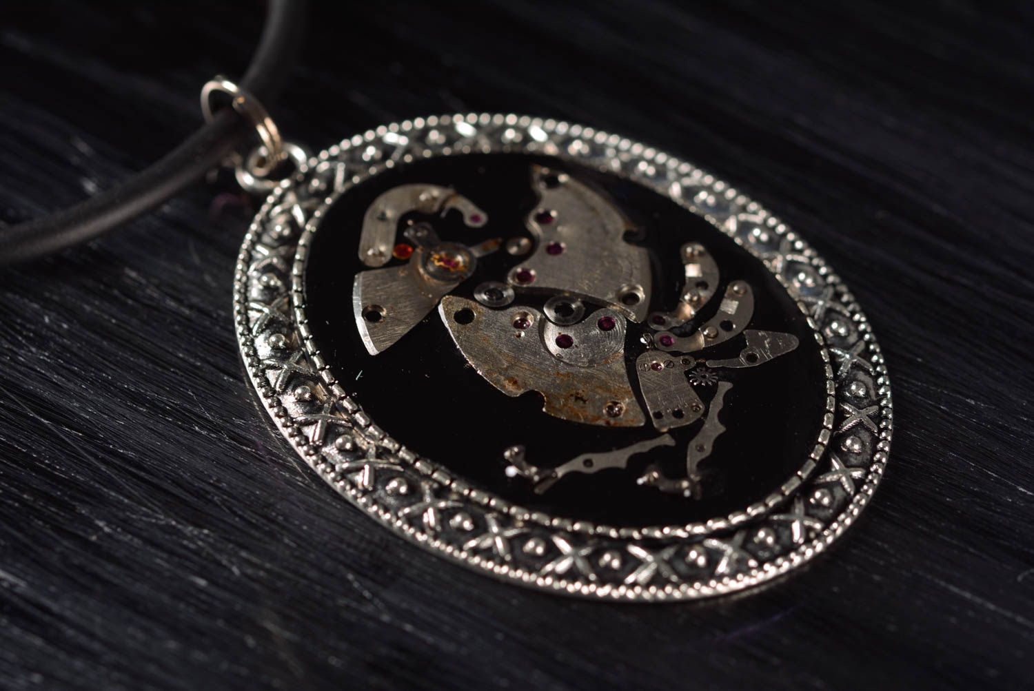 Pendentif steampunk Bijou fait main ovale en métal design original Cadeau femme photo 1