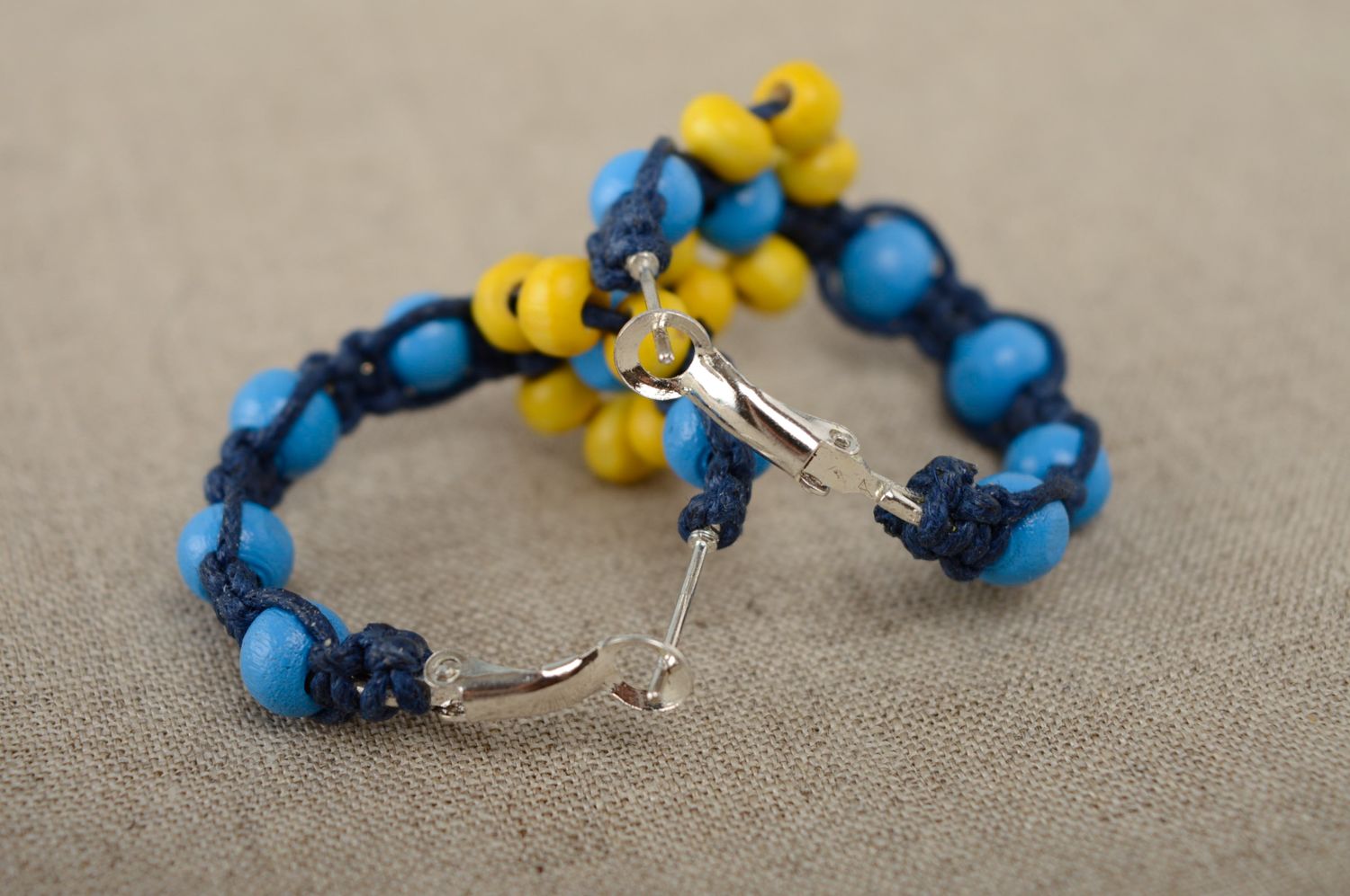 Boucles d'oreilles artisanales de lacets cirés et perles en bois bleu jaune photo 5