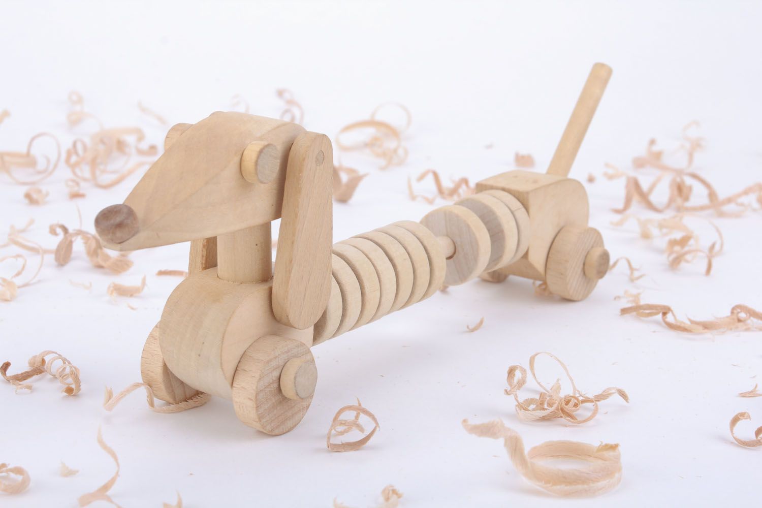 Brinquedo de madeira em forma do cão  foto 1