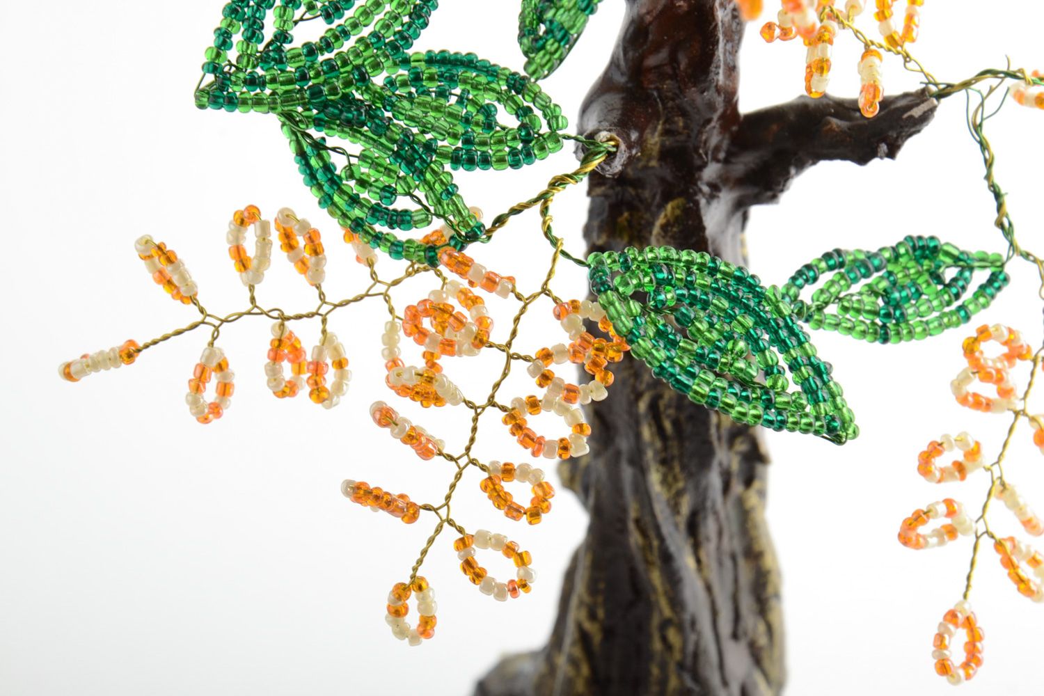 Handgemachter Baum aus Glasperlen mit Acrylfarben bemalt und mit Öko Lack bedeckt foto 4