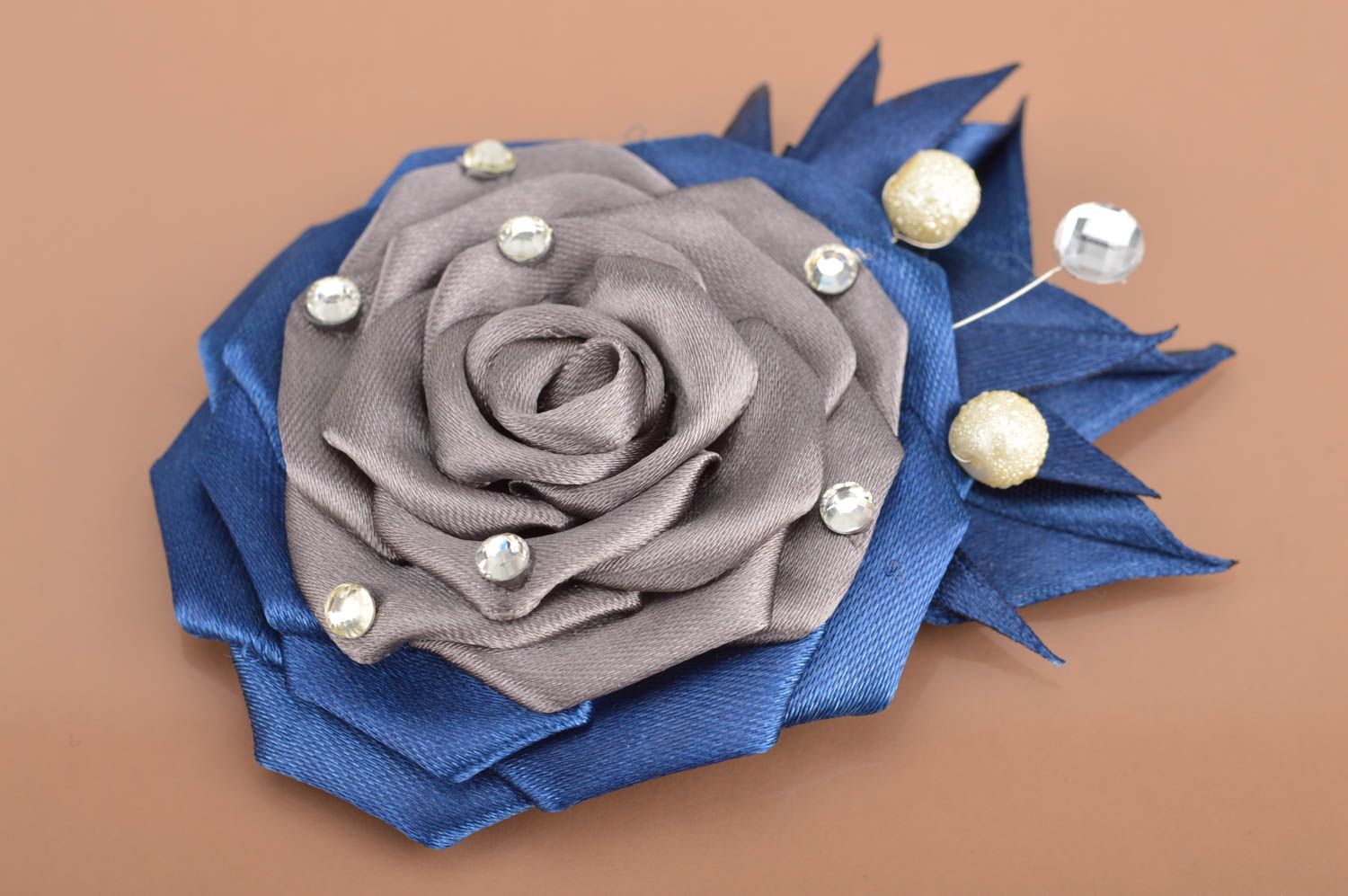 Синяя с серым брошь из атласа ручной работы в виде цветка нарядная красивая фото 2