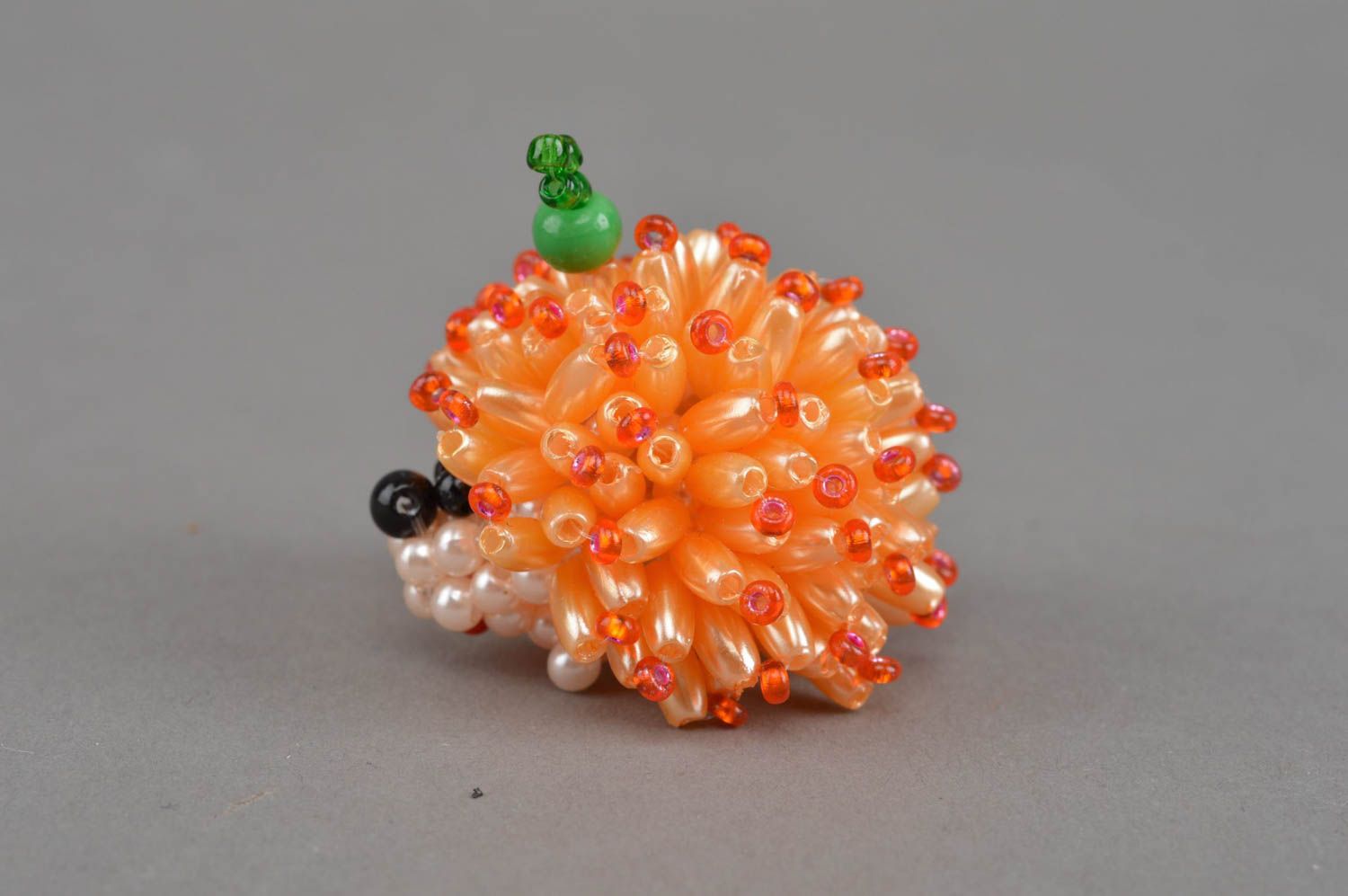 Handmade schöne Deko Figurine Igel aus Glasperlen originell in Orange  foto 4