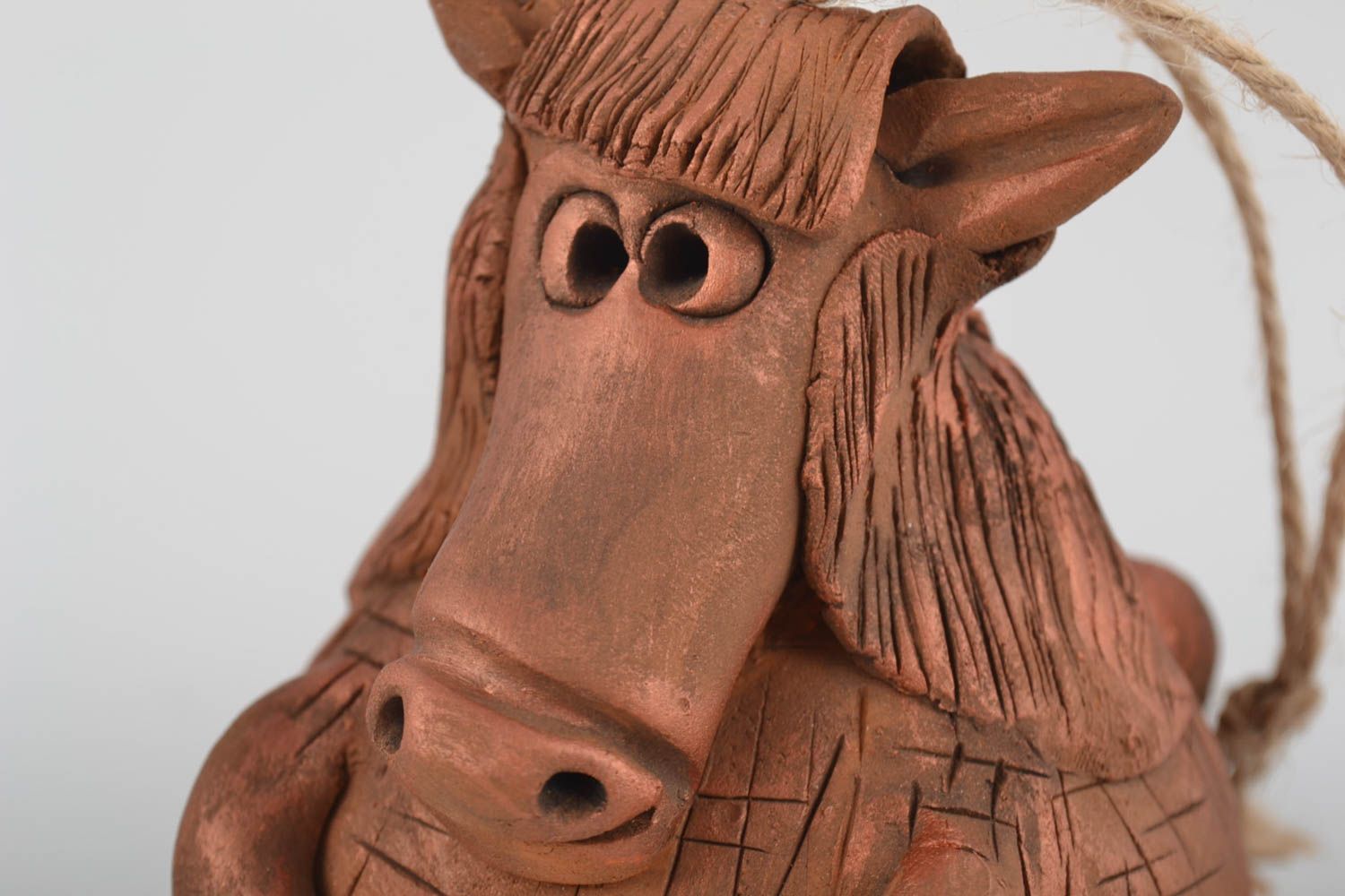 Campana de decoración artesanal cerámica hecha a mano con forma de caballo foto 4
