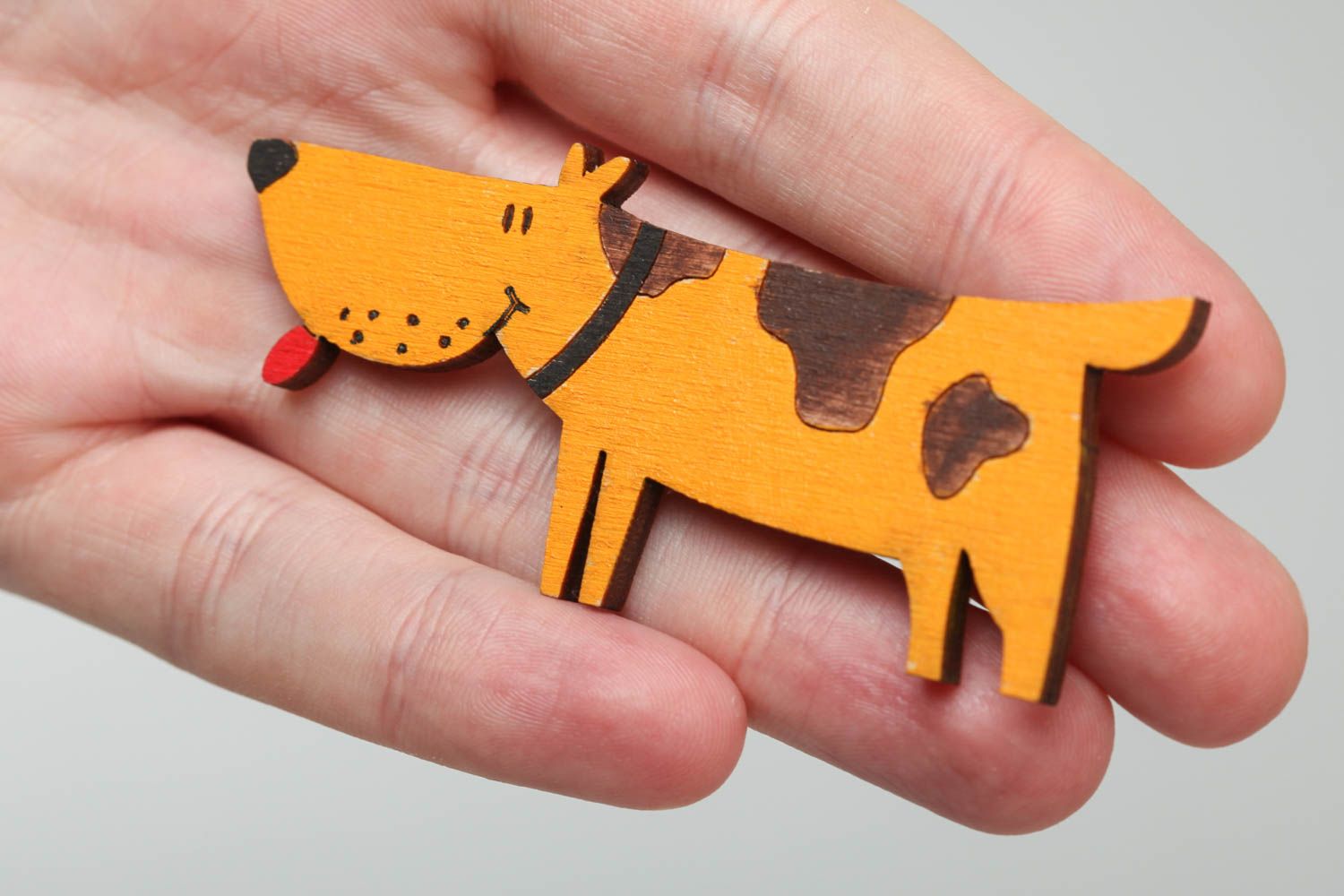 Lustige künstlerische Brosche aus Furnierholz mit Acrylfarben Hund Handarbeit foto 5