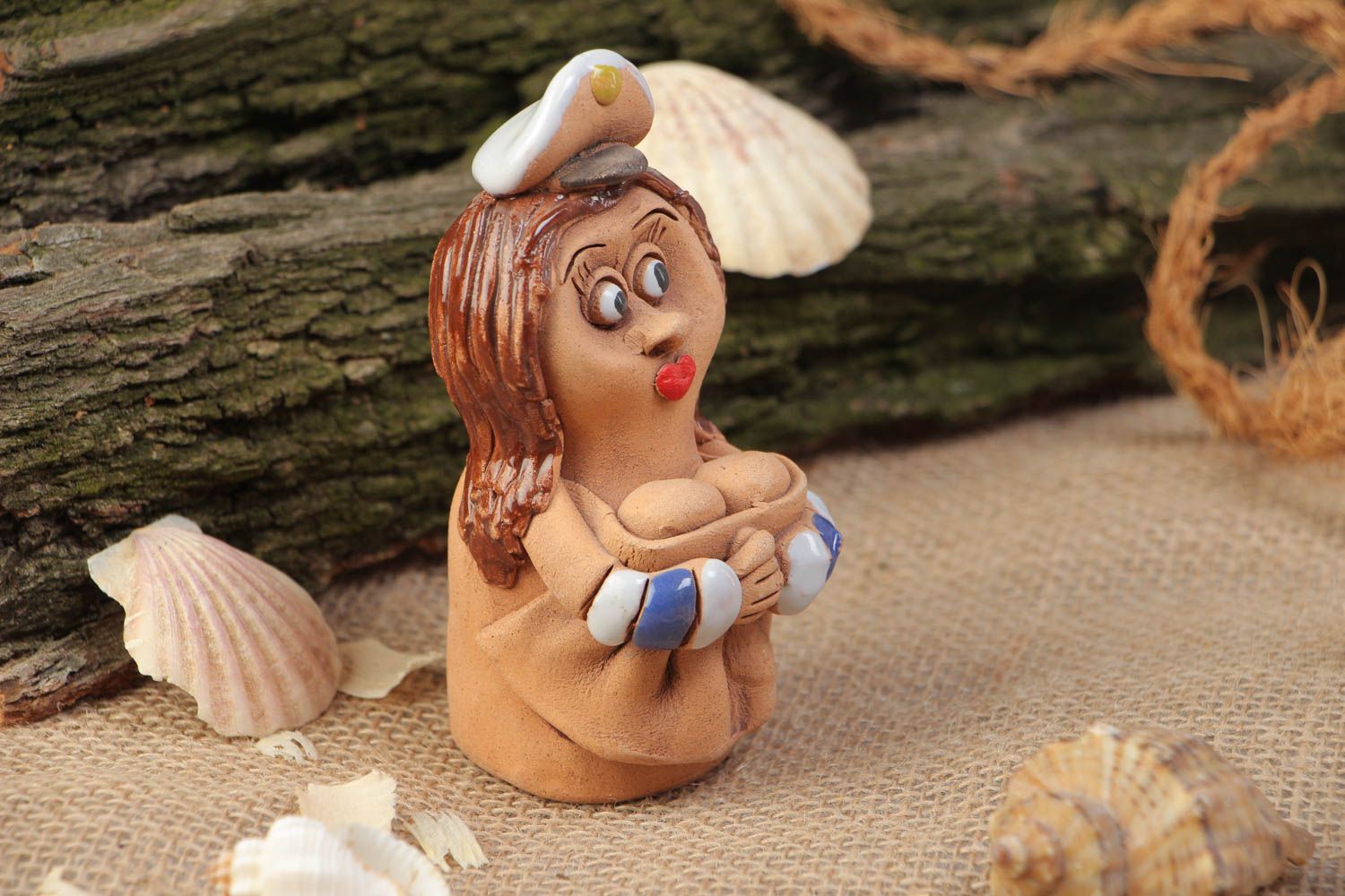 Handmade dekorative Statuette aus Ton klein originell mit Bemalung Seefrau foto 1