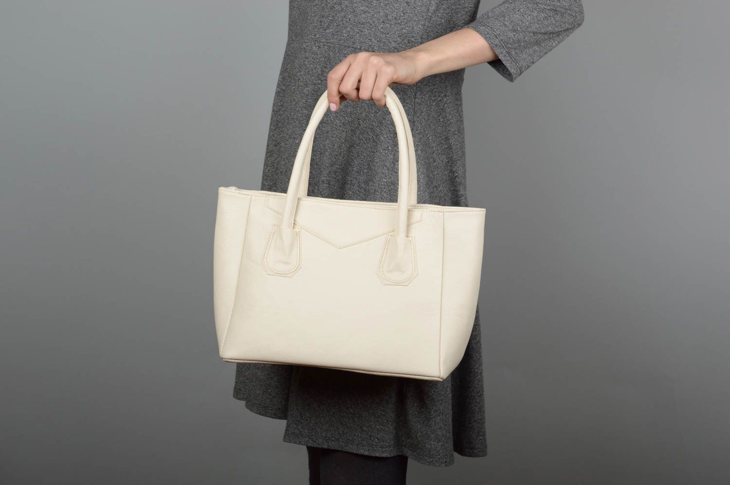 Ausgefallene Tasche handgemachte Damen Tasche schöne beige Tasche aus Kunstleder foto 1