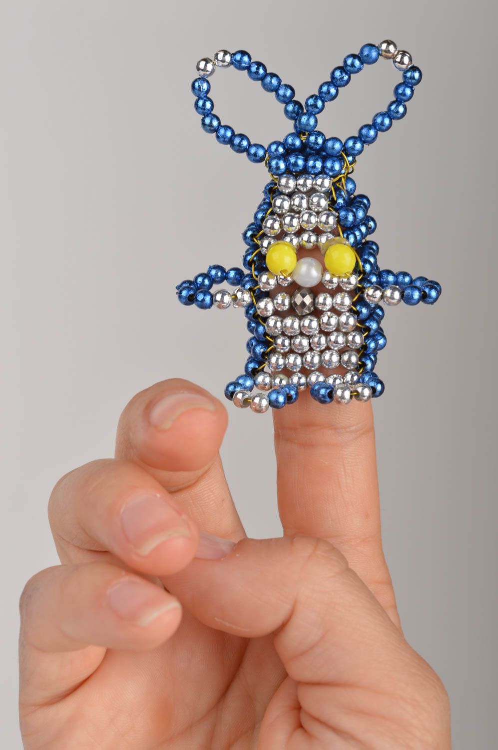 Petite marionnette à doigt en perles de rocaille bleue faite main lapin photo 1