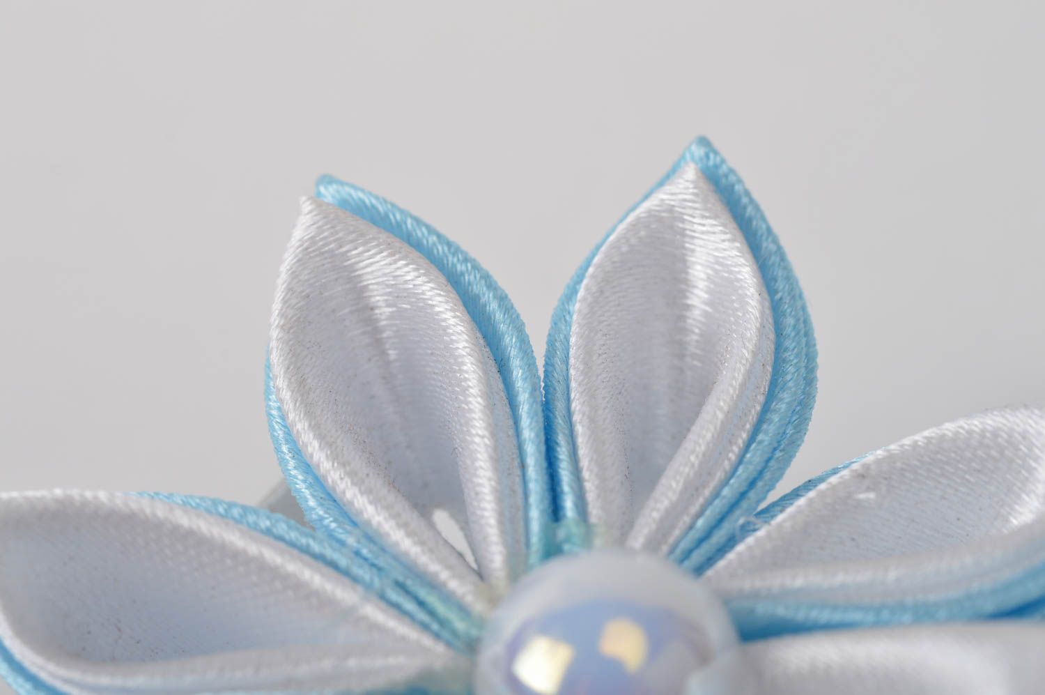 Zarte Blume Haarspange handgemachter Schmuck Accessoires für Mädchen aus Atlas foto 3