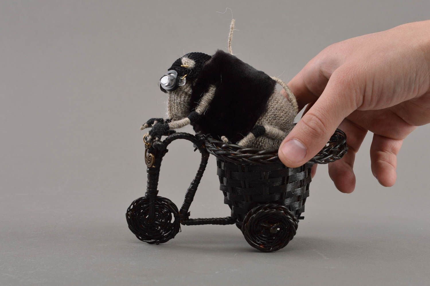 Jouet souris tricoté en laine sur moto en osier fait main décoratif original photo 4