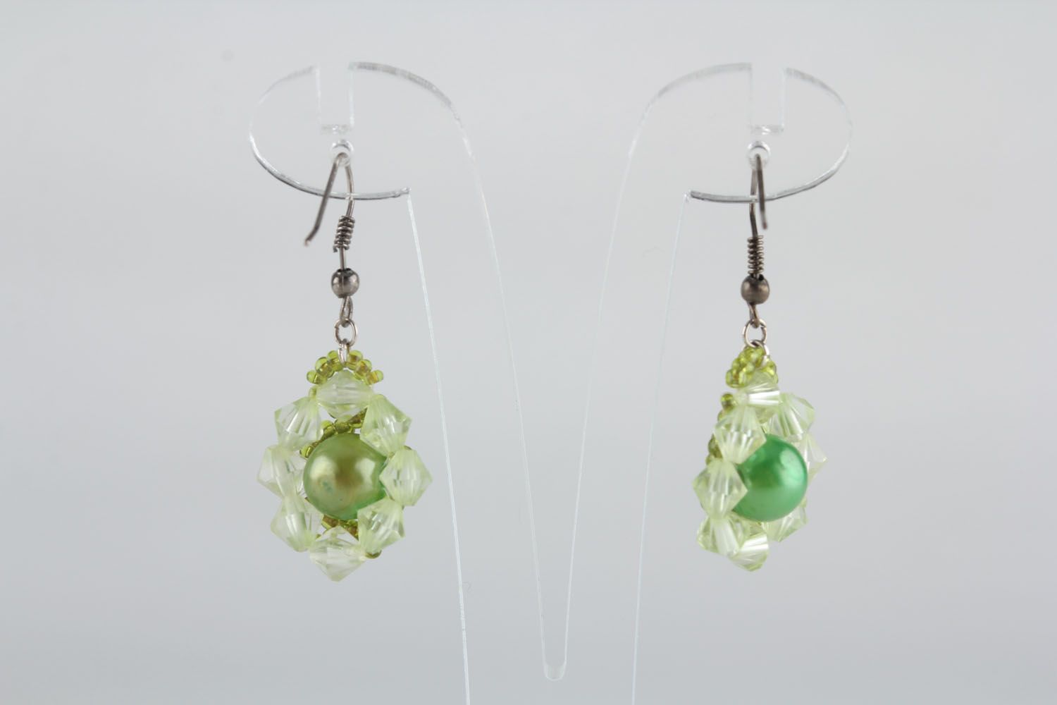 Lange grüne Ohrringe aus Glasperlen und Perlen  foto 1