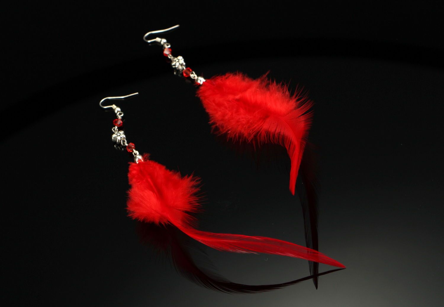Boucles d'oreilles avec plumes rouges style ethnique photo 3