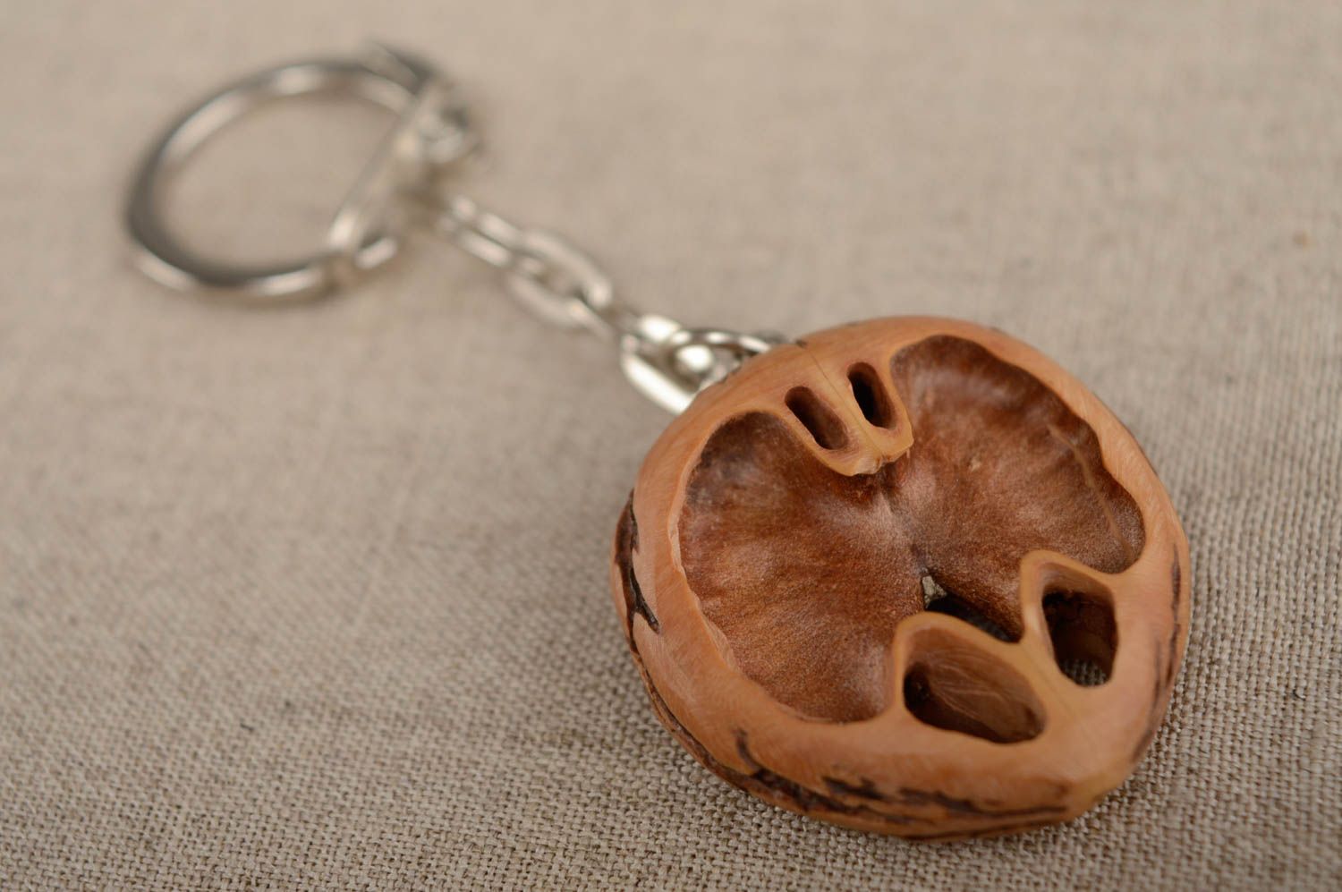 Porte-clés en noix insolite fait main marron avec fourniture métallique photo 1