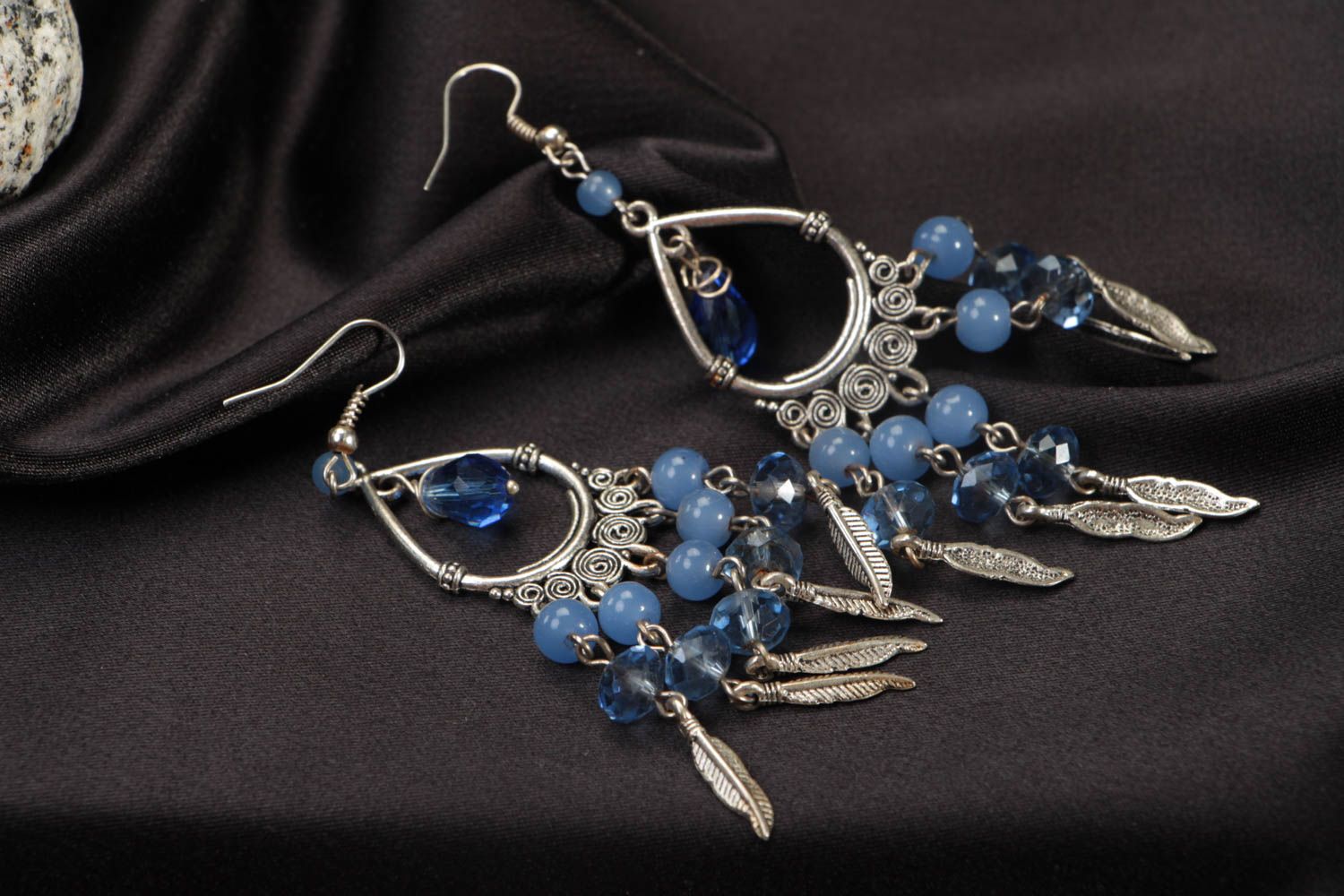 Boucles d'oreilles pendantes en métal et perles de verre bleues faites main photo 1
