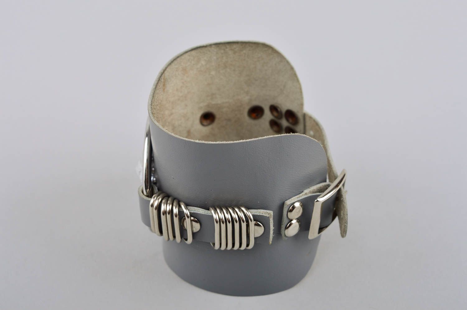 Bracelet en cuir gris Bijou fait main large design insolite Cadeau pour femme photo 3