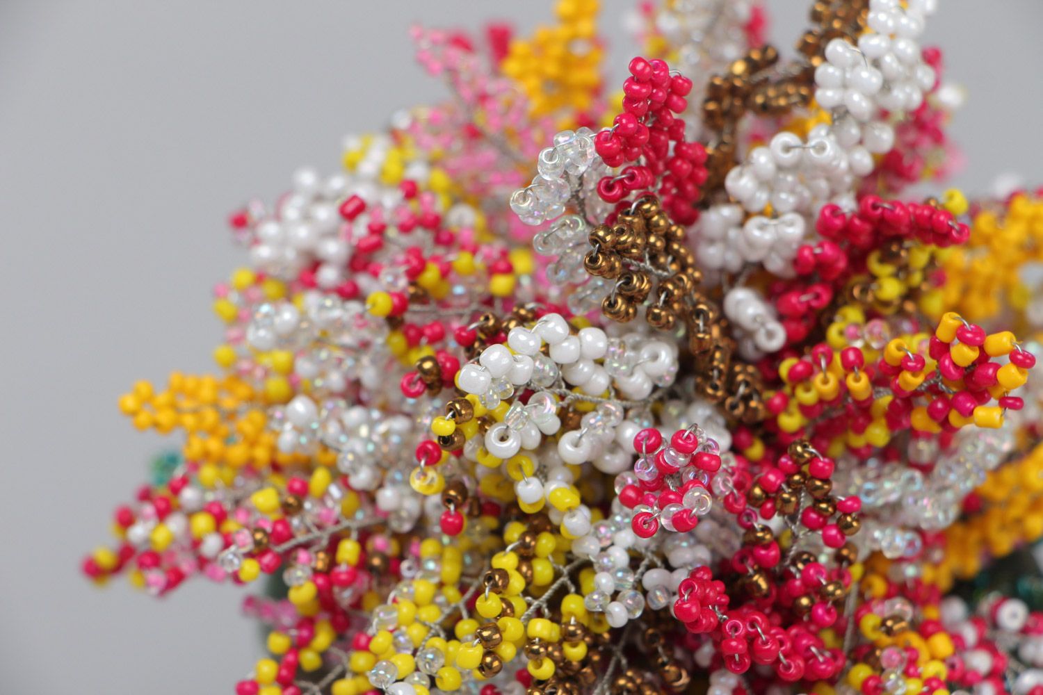 Керамический горшок с цветами из бисера сплетенными вручную для декора дома фото 3