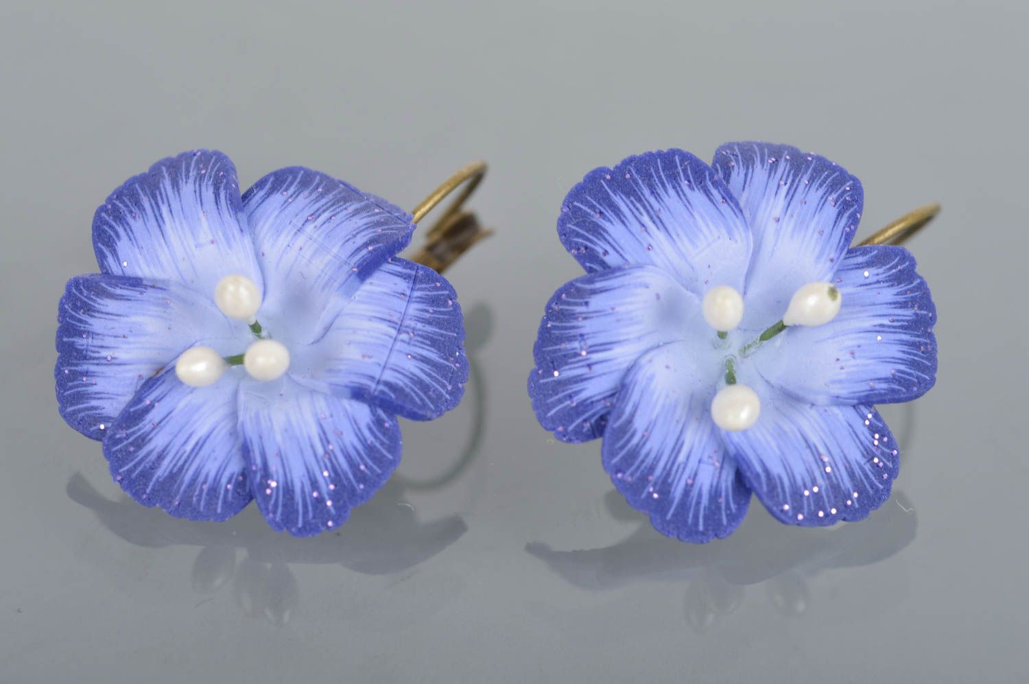 Серьги цветы из полимерной глины синие с тычинками крупные ручной работы фото 2