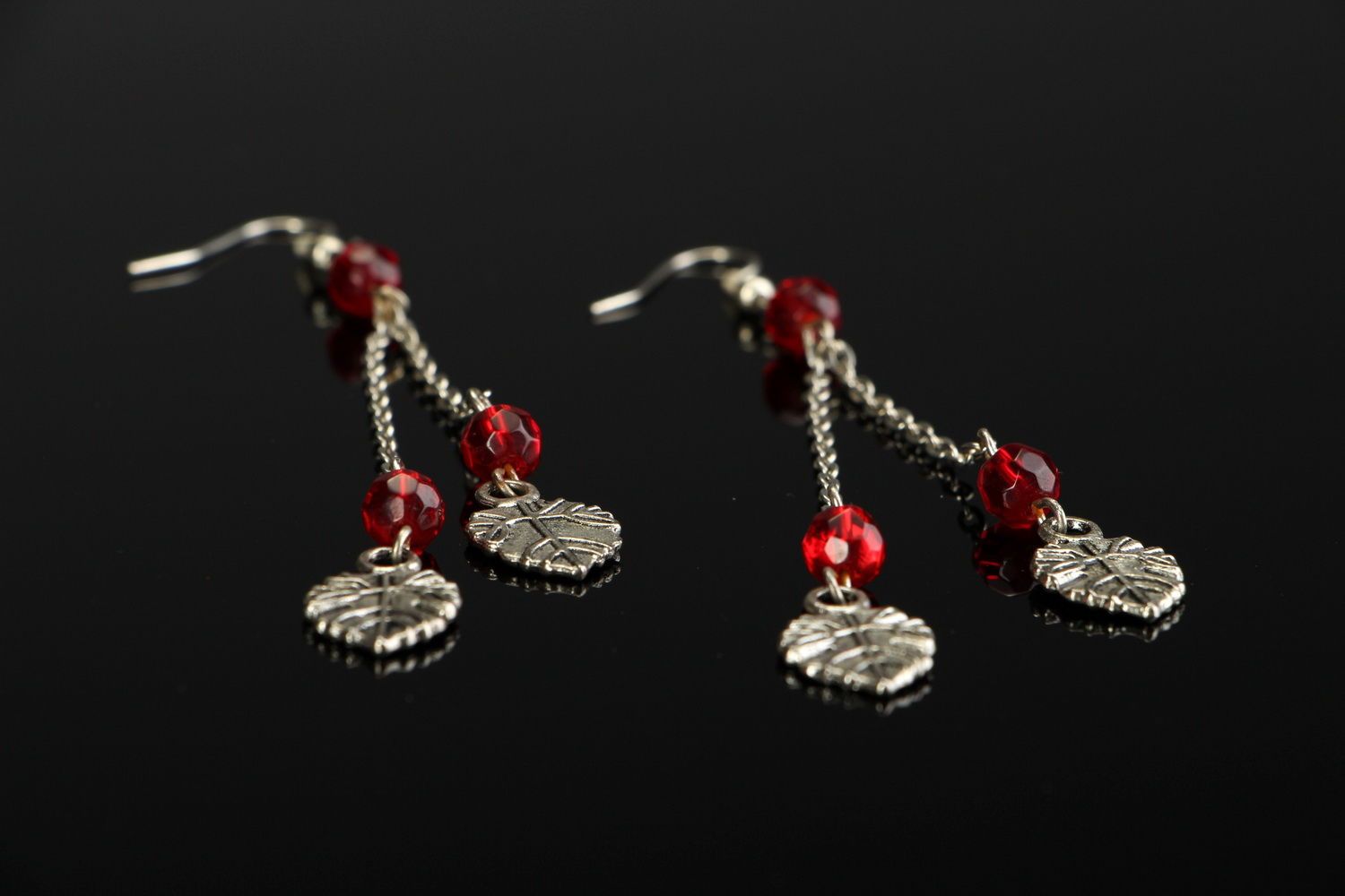 Boucles d'oreilles pendantes de perles rouges photo 1