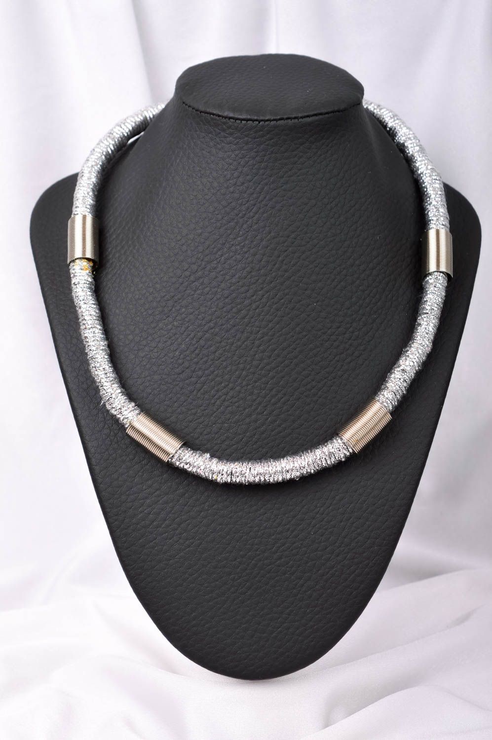 Плетеное колье ручной работы стильное авторское ожерелье украшение на шею фото 1