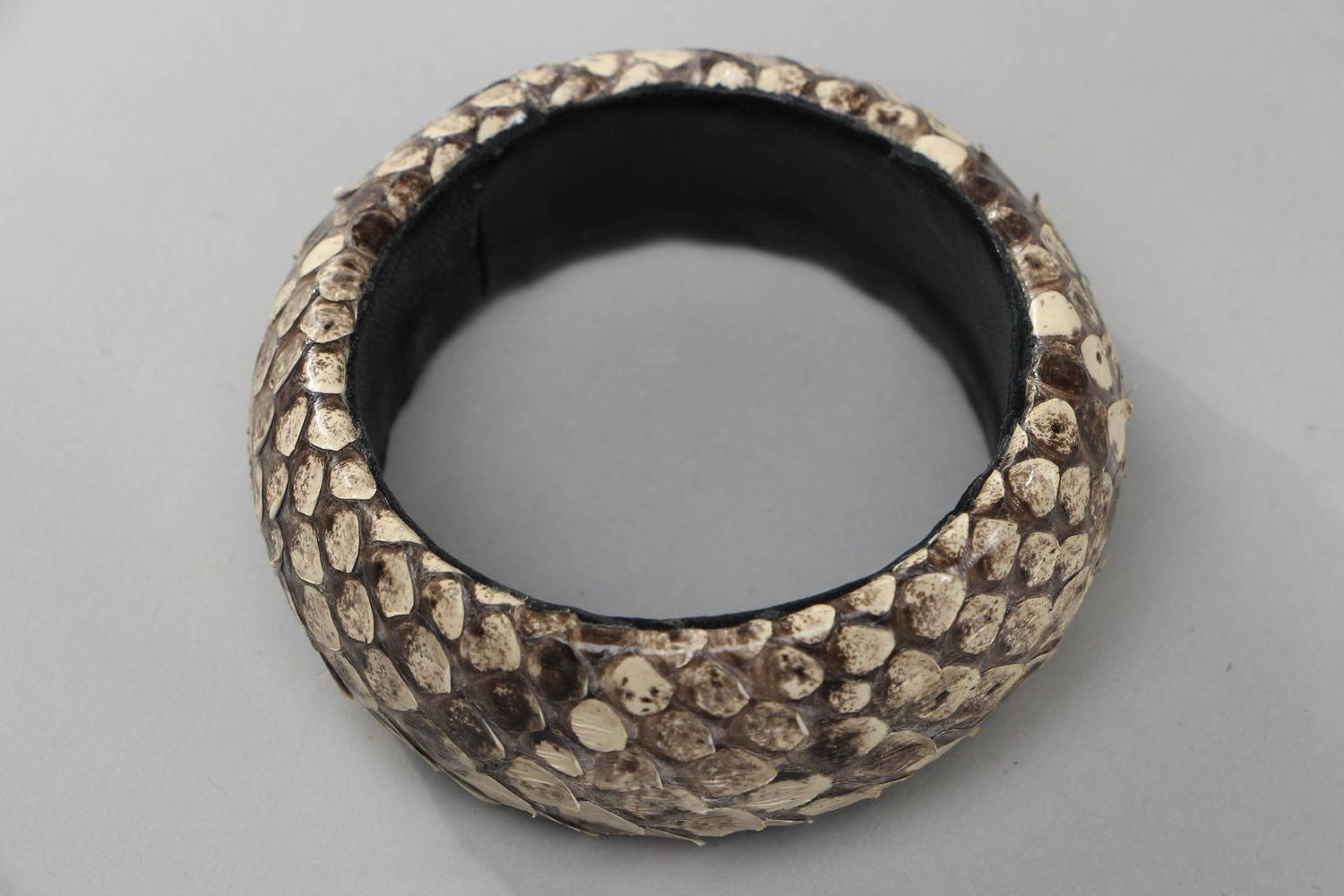 Large bracelet en cuir de python fait main photo 2