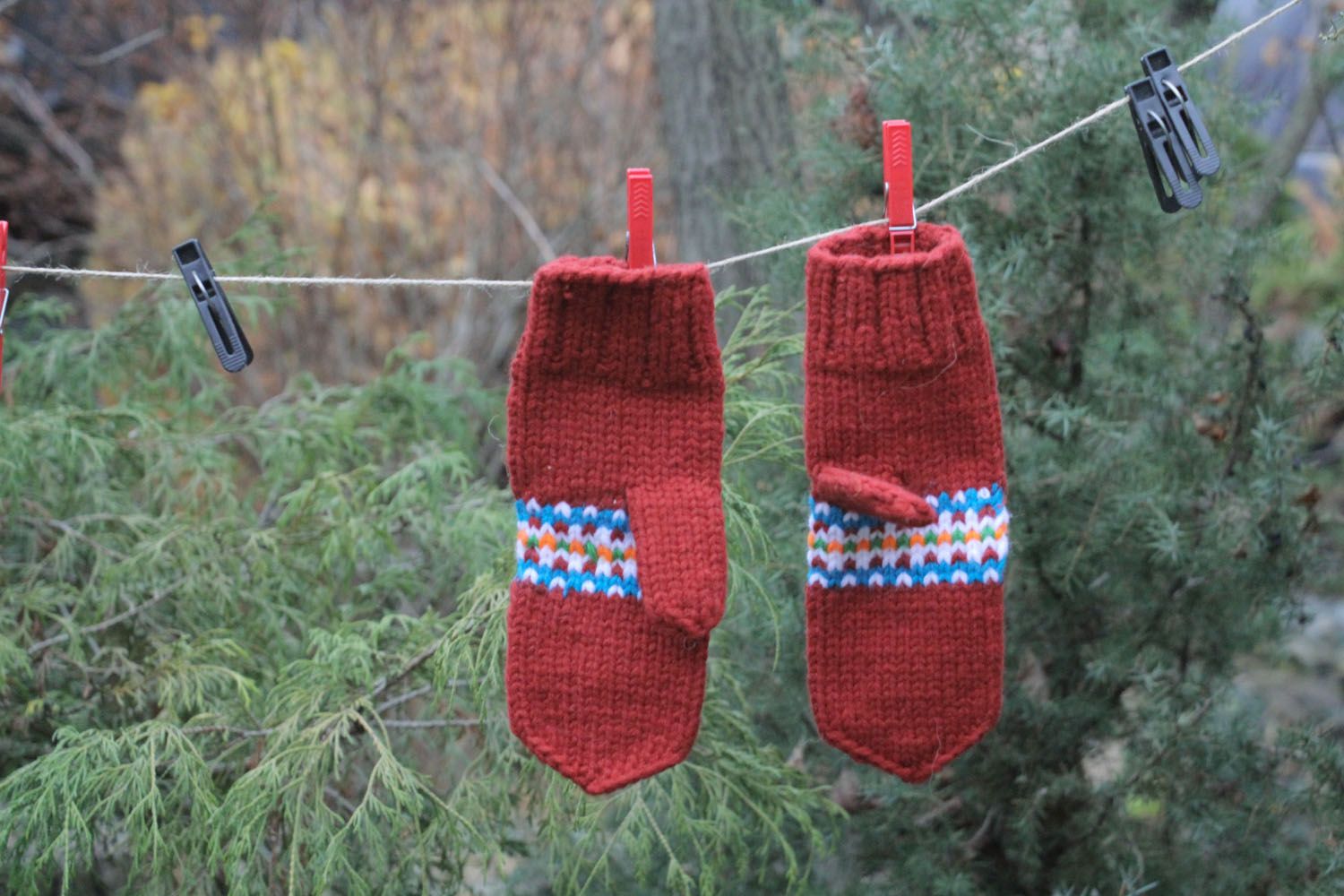 Moufles tricotées main rouges originales photo 1
