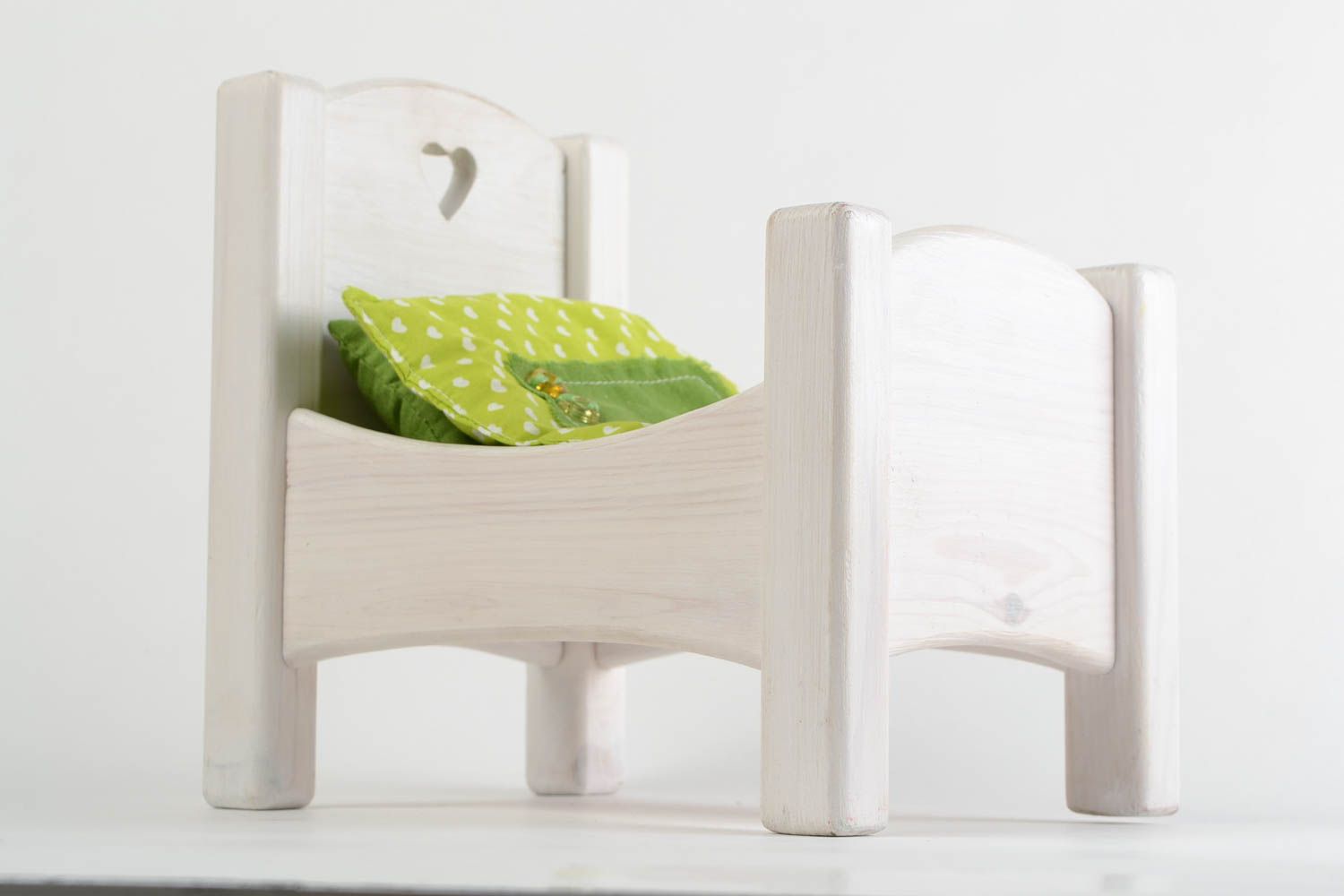 Kleines weißes handgemachtes Puppenbett aus Holz mit Bettwäsche foto 1