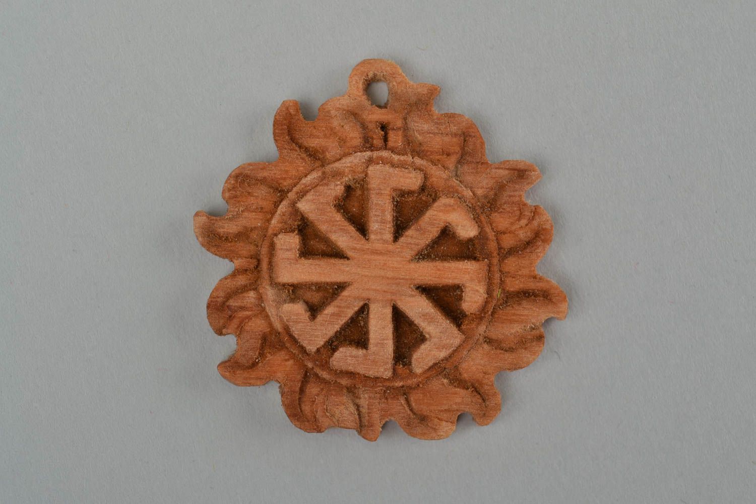 Pendentif talisman rond en bois fait main accessoire ethnique Croix de Lada photo 3