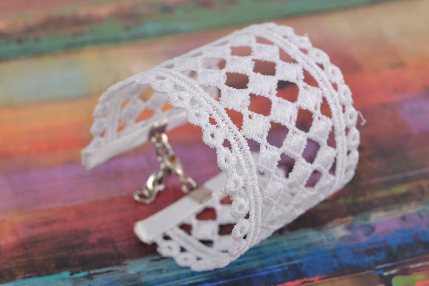 Handgemachtes schönes breites weißes Armband aus Spitze mit Kristall Perle foto 1