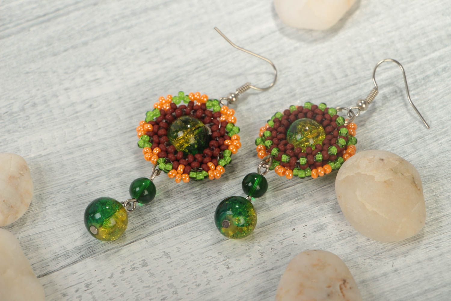 Schöne originelle grüne handgemachte Ohrringe aus Glasperlen und Metall foto 1