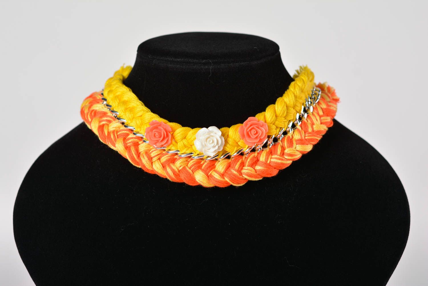 Collier textile fait main Bijou textile jaune orange Accessoire femme design photo 5