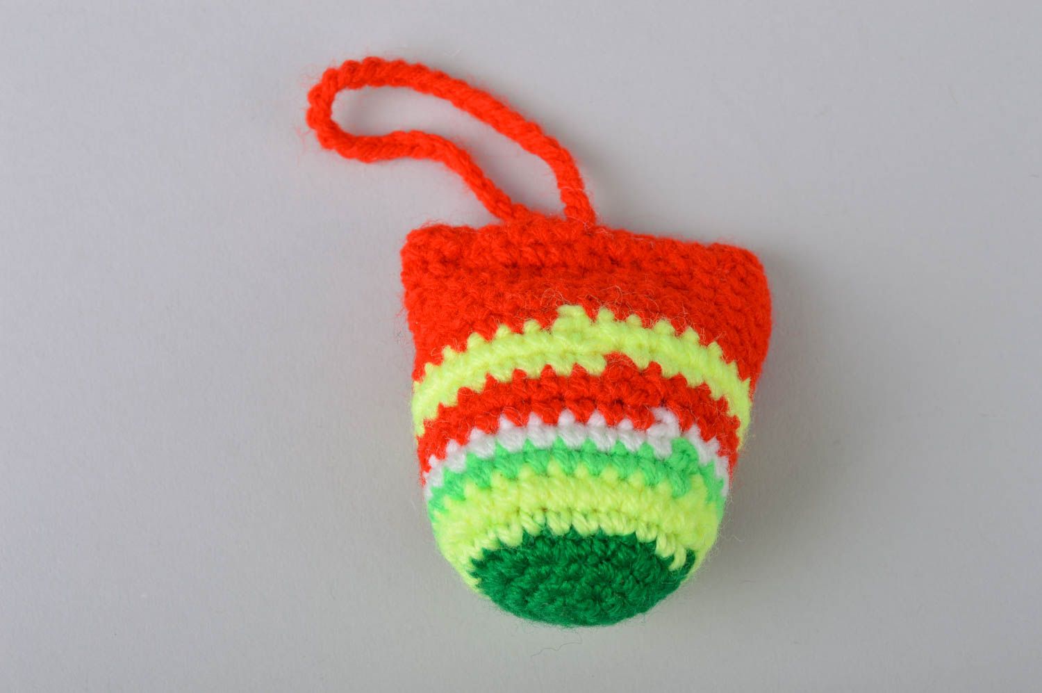Jouet à suspendre Hibou petit tricoté au crochet multicolore beau fait main photo 3