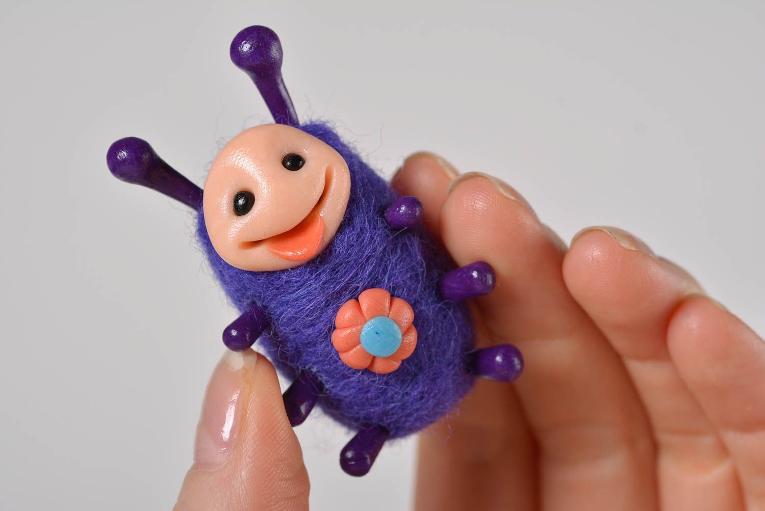 Валяная игрушка хэнд мэйд фигурка из пластики игрушка из шерсти синяя маленькая фото 5
