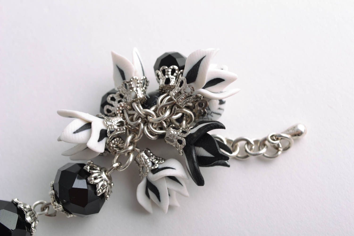 Bracelet en perles de pâte polymère blanc-noir fait main de soirée design  photo 2