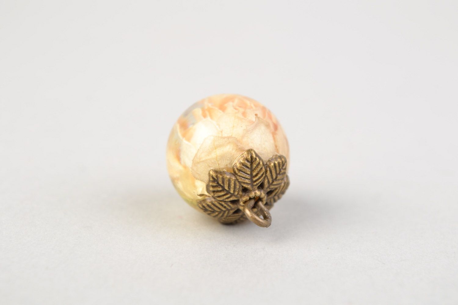 Petit pendentif en résine époxy boule avec fleur original fait main pour femme photo 4