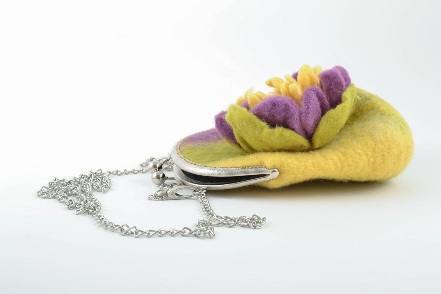 Bolso artesanal original de mujer con cadena hecho a mano de fieltro de lana foto 5