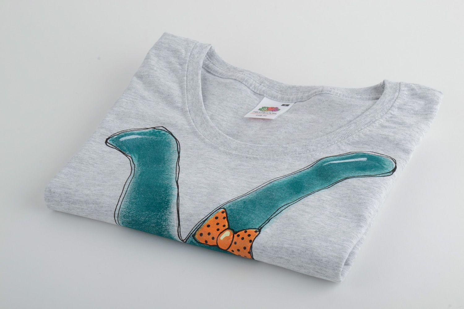 Handgemachtes Sporthemd aus Baumwolle mit Acrylfarben bemalt Häsin mit Fahrrad foto 4