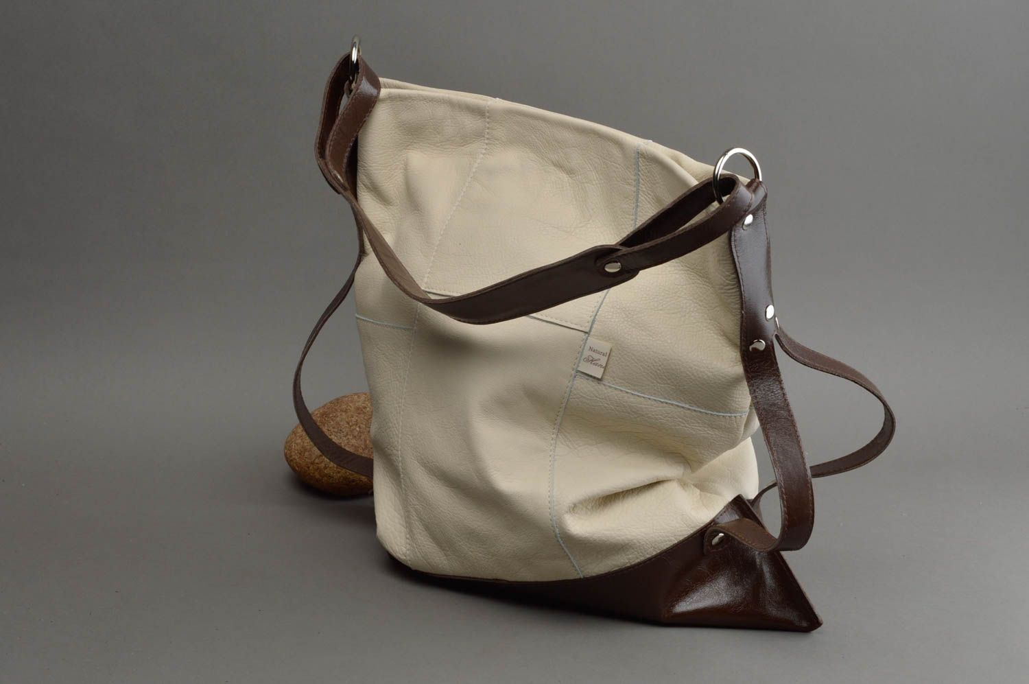 Большая белая сумка ручной работы кожаная со шлейкой коричневого цвета фото 1