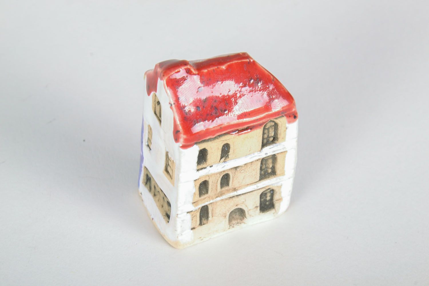 Tiny figurine of house photo 3