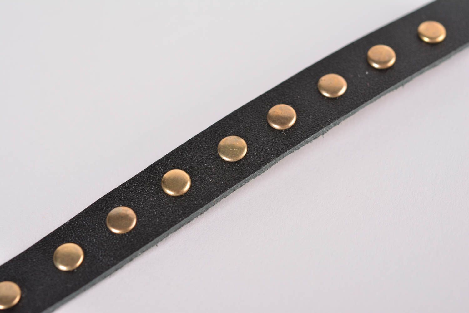 Bracelet cuir Bijou fait main noir avec éléments métalliques Accessoire design photo 5