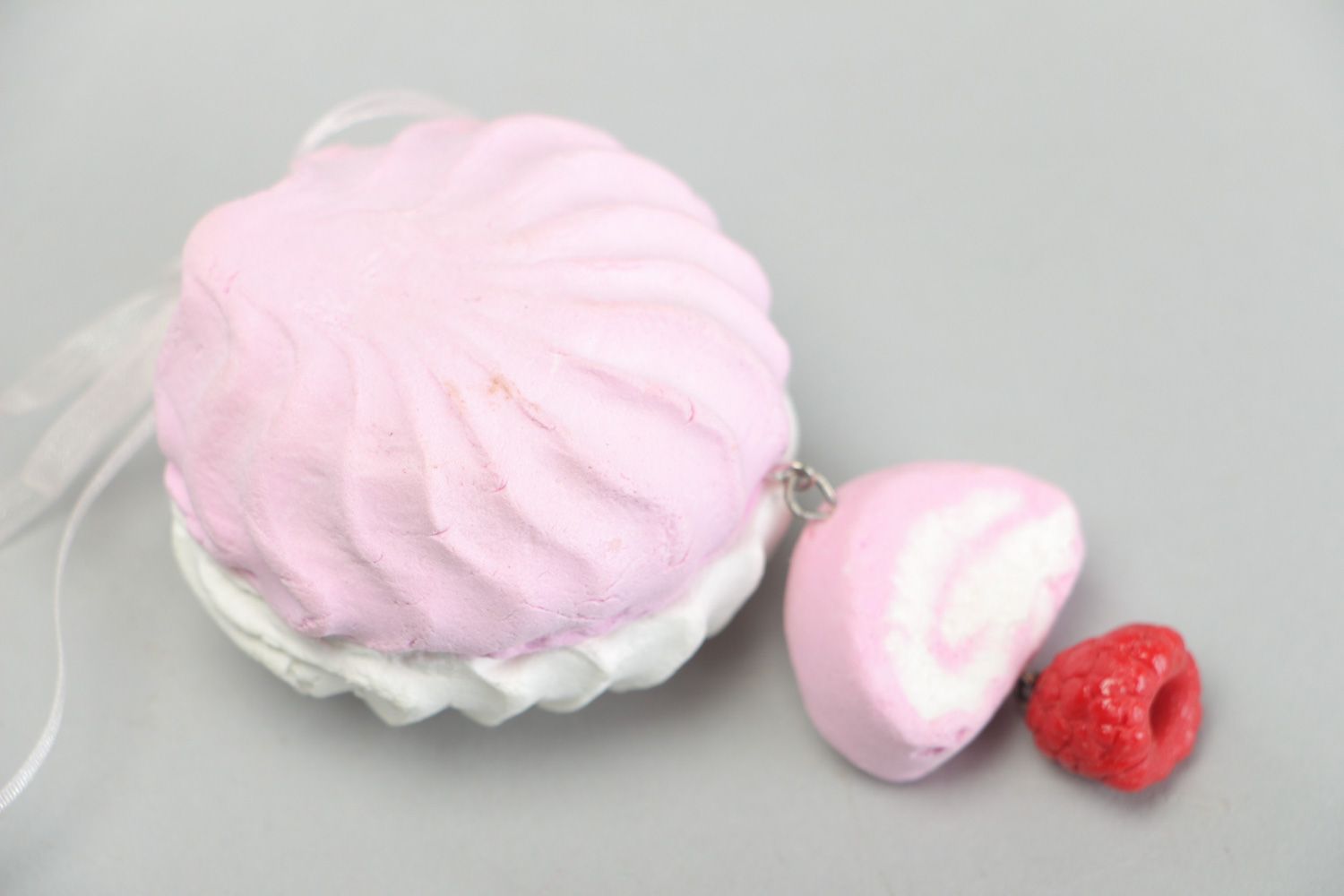 Petite décoration à suspendre en pâte polymère rose guimauve faite main photo 2
