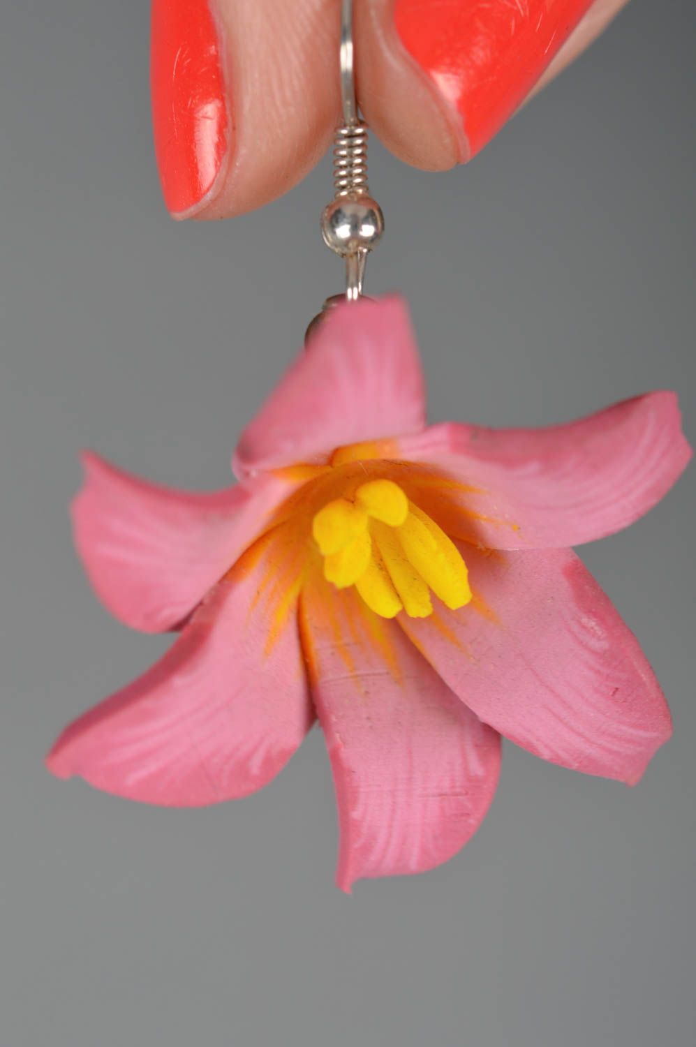 Schöne zarte effektvolle rosa Lilien Ohrringe aus Polymerton handgefertigt foto 3