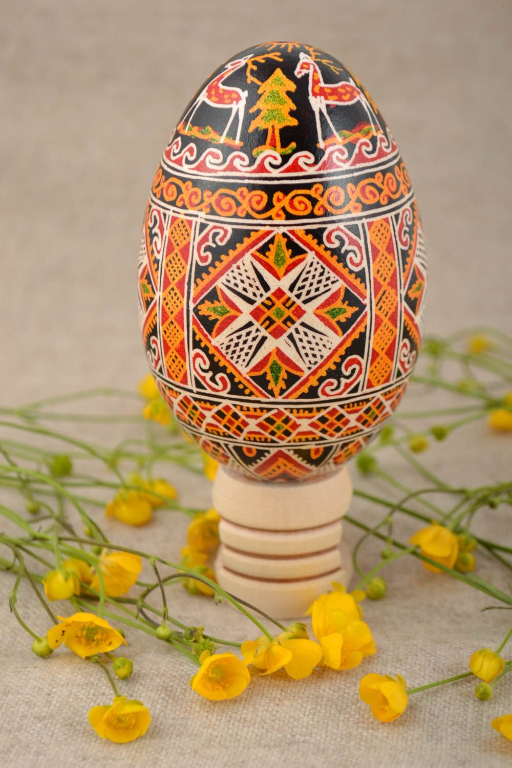 Huevo de pascua hermoso pintado con acrílicos grande hecho a mano elemento decorativo  foto 1